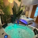 L'oasis Angevine - Balneo, Sauna, Cinema & Parking